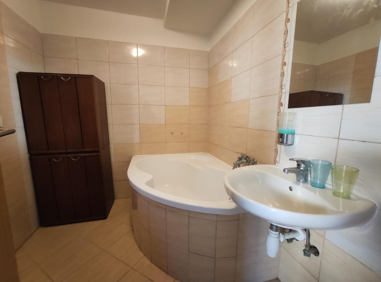 Apartman Hulin, Chrastany - Bily エクステリア 写真